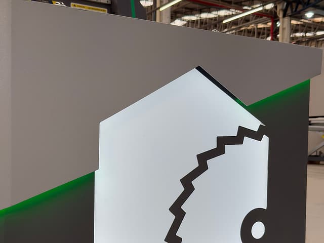 Lateral da base da router CNC RT3000, com a marca Smartmaq e pintura eletrostática