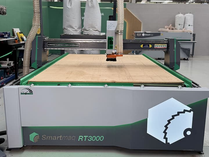 Router CNC Smartmaq RT3000 de frente, com a mesa de usinagem, o pórtico e o spindle, no showroom